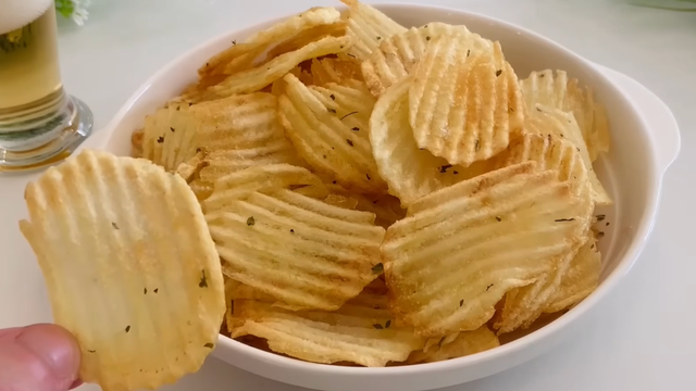 Eu fiz batata chips caseira gastando quase nada e ficou muito melhor do que a versão industrializada!