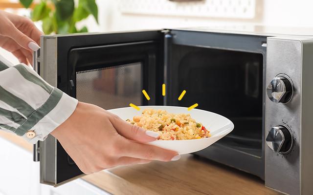 Você sabia que pode cozinhar arroz no micro-ondas em menos de 10 minutos? Essa é a única maneira de fazer isso direito