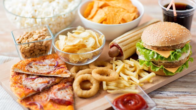 O sódio também está presente nos alimentos industrializados e ultraprocessados, muita vezes na forma de conservantes (Créditos: Shutterstock)