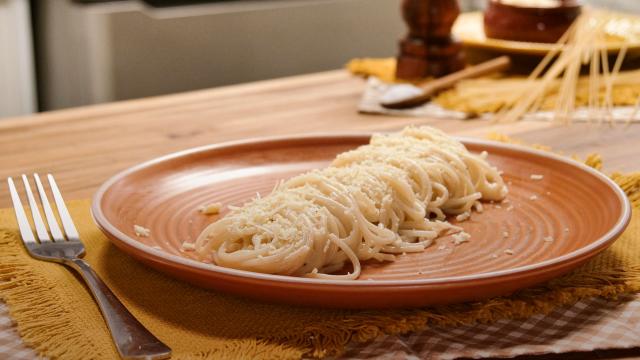 Receita de macarrão cacio e pepe é MUITO fácil e BARATA: vem aprender como fazer essa delícia!