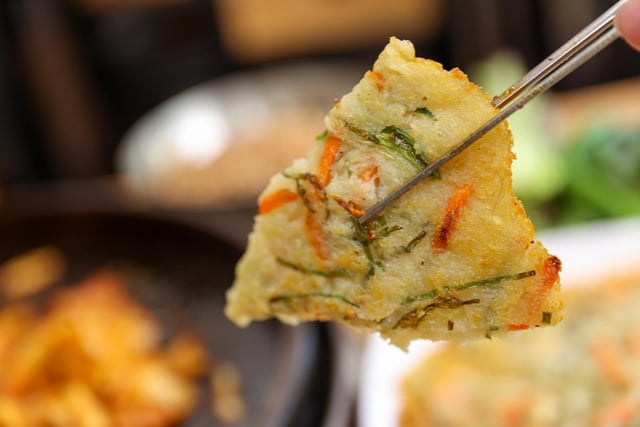 A própria batata libera o amido necessário para dar liga e deixar a panqueca dourada. (créditos: Shutterstock)