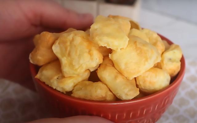 Almofadinha de tapioca crocante: receita fácil e simples pra inovar no lanche ou café da manhã