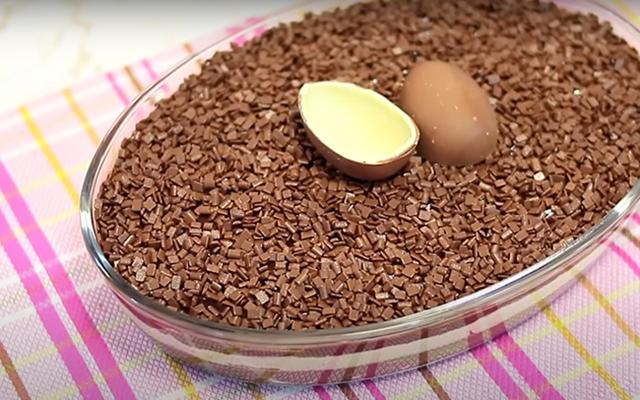 Esse ovo de páscoa cremoso na travessa com muito chocolate é a melhor sobremesa pro almoço de domingo
