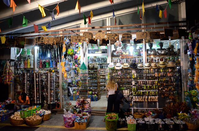 Você consegue encontrar de tudo quanto é loja e serviço dentro do pavilhão (Créditos: Alexandre Macieira/Riotur)