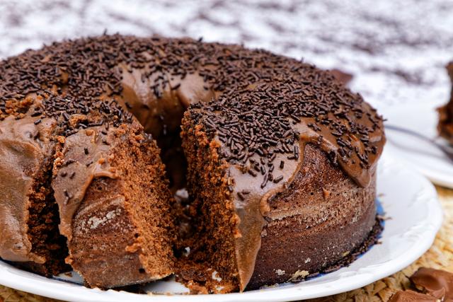 Bolo de chocolate com cobertura delicioso para preparar durante as férias escolares