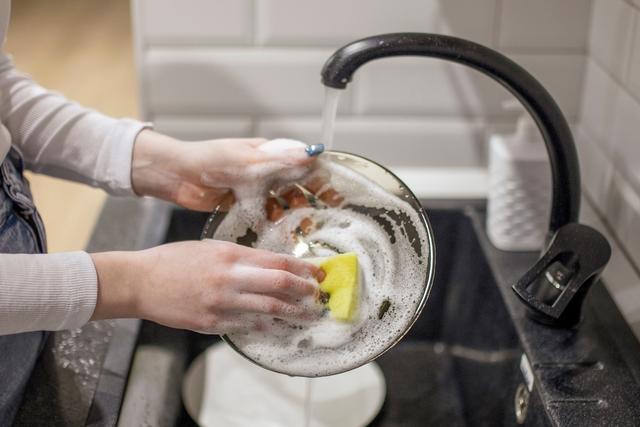 Sua esponja de lavar louça pode colocar sua vida em risco! Veja os cuidados necessários ao utilizar o item de cozinha