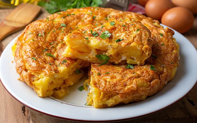 O truque do leite com farinha que faz o omelete de forno não murchar e ficar alto igual torta