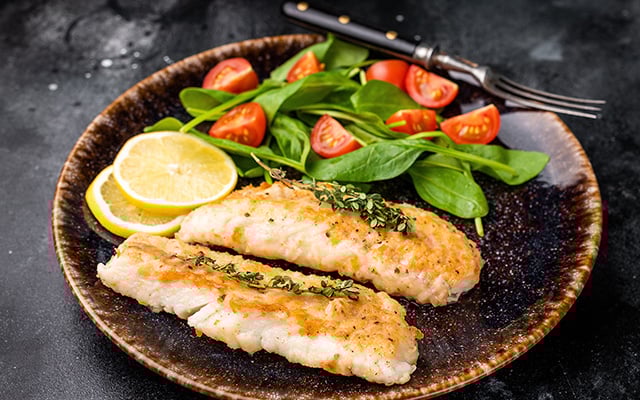 3 truques simples e o seu peixe grelhado nunca mais vai grudar ou quebrar na frigideira (e ainda fica com aquela casquinha dourada e crocante deliciosa!)