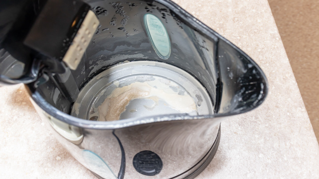 Deixei de usar ácido e vinagre na chaleira: descobri uma maneira mais barata e eficaz de remover o calcário