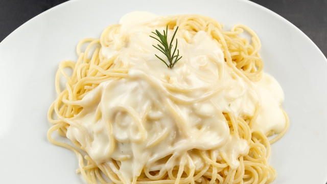 O molho branco deixa o macarrão ainda melhor! (Créditos: Shutterstock)