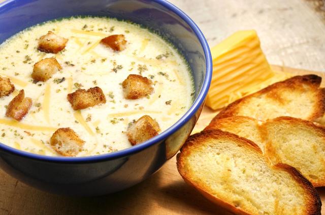 Se está chovendo, eu corro para fazer esse caldo de baroa com gorgonzola que fica pronto em 20 minutinhos, é muito fácil!