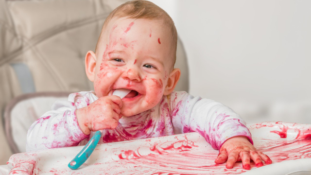O truque que uso para tirar as manchas mais difíceis das roupinhas do bebê sem produtos químicos
