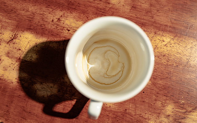 O truque simples que tira manchas de café ou chá das canecas brancas