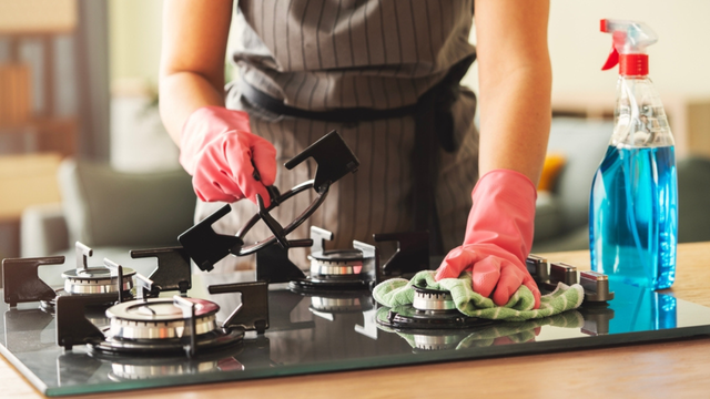 A forma correta de limpar o vidro do fogão sem riscar e o que você nunca deve usar
