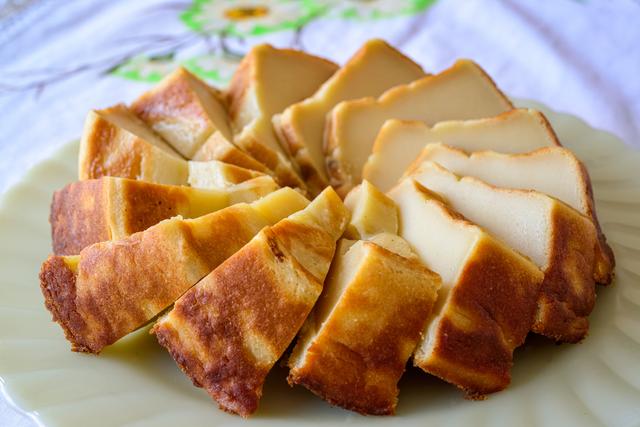 Bolo mole Luiz Felipe é tradição na minha família e todo mundo sabe fazer: receita fácil com queijo do reino e mel quente tem um sabor único