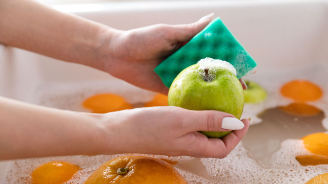 Não lave as frutas com detergente: o perigo invisível que quase ninguém sabe e o que usar no lugar