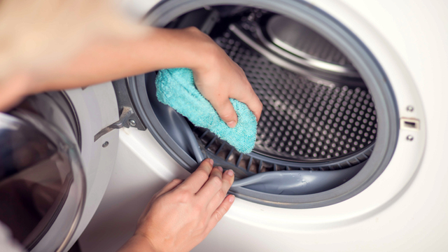 "O bicarbonato e o vinagre não servem": especialista revela o que realmente funciona pra limpar sua máquina de lavar e como prolongar a vida útil do eletrodoméstico