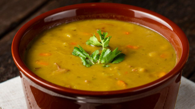 Esse caldo de ervilha com calabresa vai se tornar obrigatório em qualquer dia frio (Créditos: TudoGostoso)