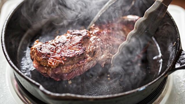 Chega de cheiro de fritura na cozinha: é isso que você precisa fazer para resolver o problema em apenas 5 minutos