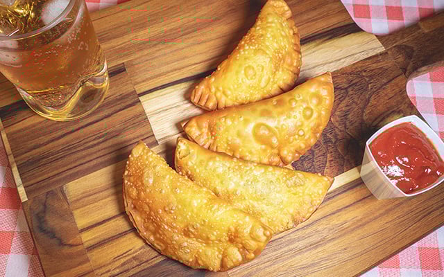 Esse é o segredo do pastel frito crocante com bolhas na massa e que não deixa sujeira no fogão