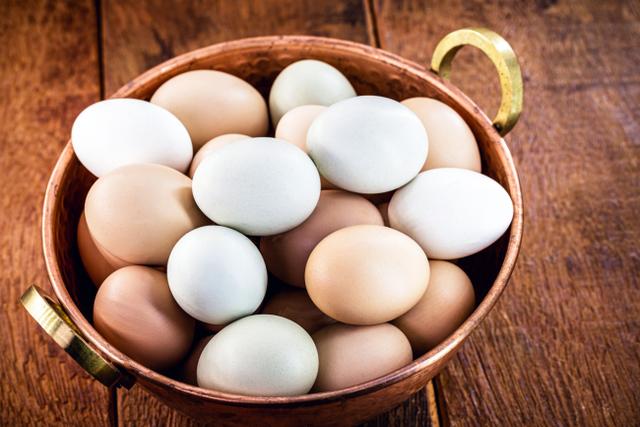 A cor do ovo da galinha muda o sabor? Descubra no TudoGostoso!