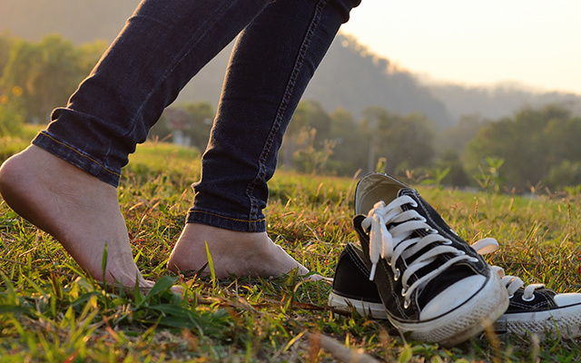 O que significa tirar o tênis sem desamarrar? O hábito comum que revela mais sobre você do que imagina, segundo a psicologia