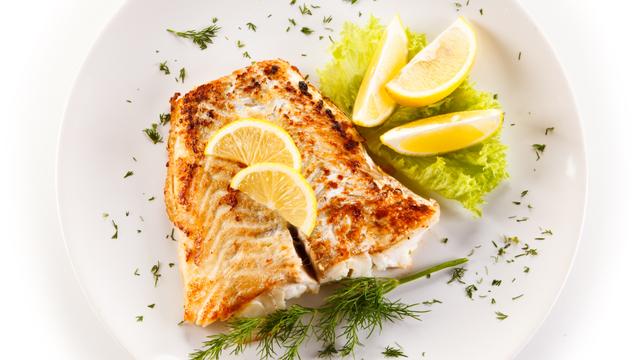 Muitas pessoas adicionam limão ao peixe, mas não sabem qual é o benefício mais importante de fazer isso