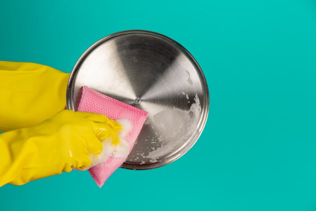 O método secreto da vovó: esta pasta barata limpa panelas queimadas sem precisar esfregar
