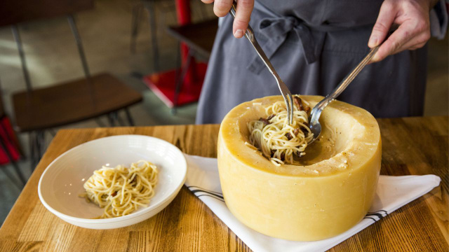 Como os restaurantes higienizam as rodas de queijo parmesão depois de preparar massas nelas? É mais simples do que você pensa
