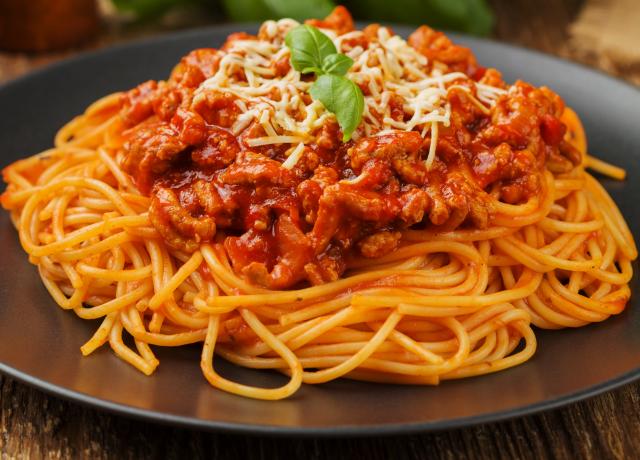 Macarrão à bolonhesa perfeito com molho suculento e sem acidez: 5 dicas práticas para fazer em casa