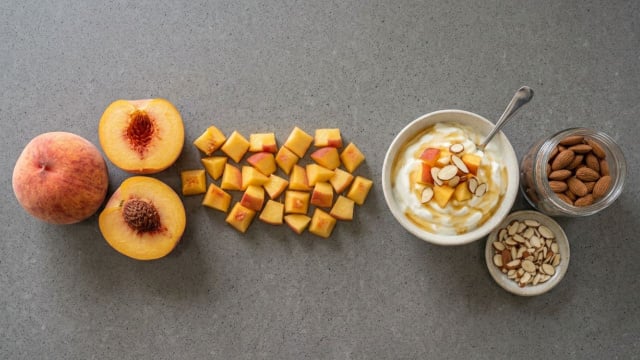Nutricionista recomenda combinar o pêssego com iogurte grego e amêndoas para um lanche mais completo e saciante (Créditos: Imagem gerada com IA)