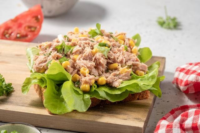 Salada de atum em lata com 4 ingredientes que faço em 5 minutos para um jantar vapt-vupt