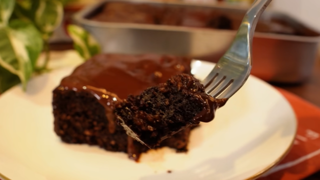 Bolo de chocolate com massa sem farinha e cobertura de ganache. (créditos: reprodução/Youtube Ana Zambrin)