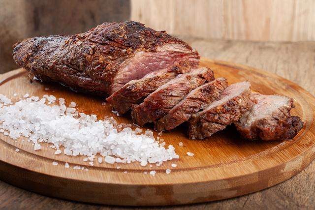 Usar sal antes ou depois do preparo da carne na churrasqueira?