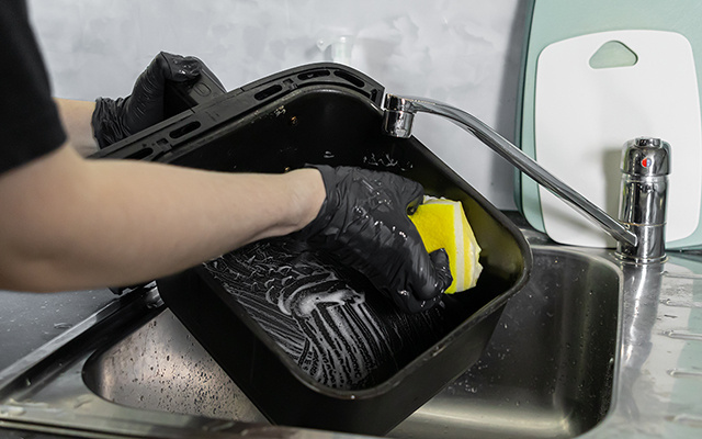 Como limpar air fryer sem sofrer: a melhor técnica para remover a gordura grudada sem estragar o antiaderente