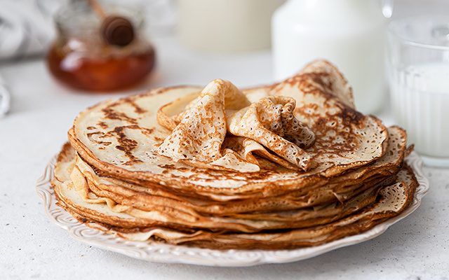 A receita de panquecas mais fácil e deliciosa, feita no liquidificador, que fica macia mesmo depois de fria!