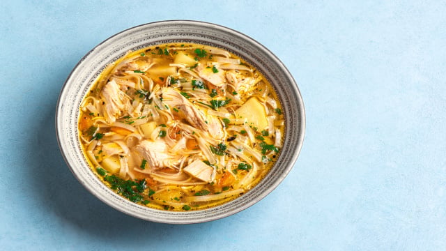 Quase todas as famílias preparam sopa de galinha regularmente: esta é a forma mais prejudicial à saúde