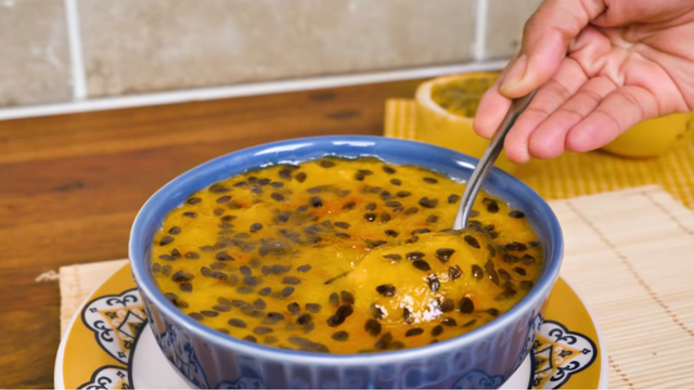 Ninguém acredita quando eu falo que demoro 5 minutos para preparar a mousse de maracujá do TudoGostoso de tão cremosa que ela fica