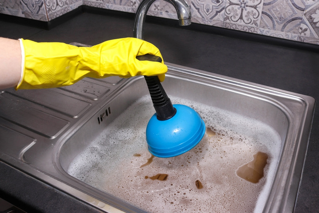 Minha pia da cozinha nunca mais entupiu depois que aprendi esse truque de encanador