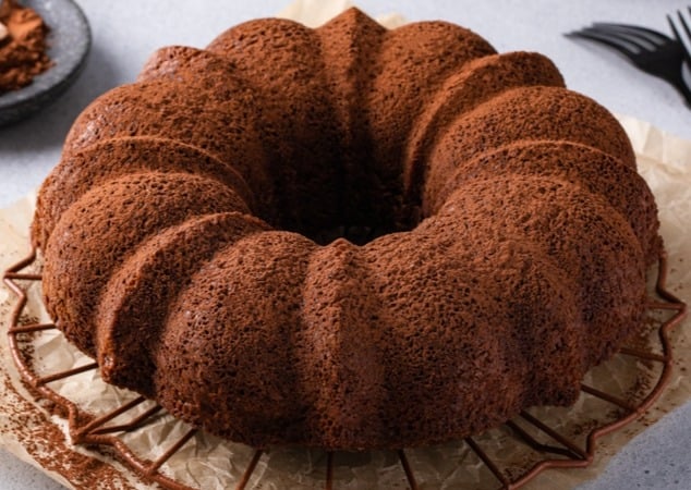 Em apenas 40 minutos, você consegue preparar um delicioso bolo de chocolate fofinho! (Créditos: Shutterstock)