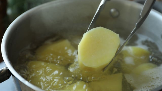 Como fazer para a batata cozida dar mais saciedade? (Créditos: Canva)