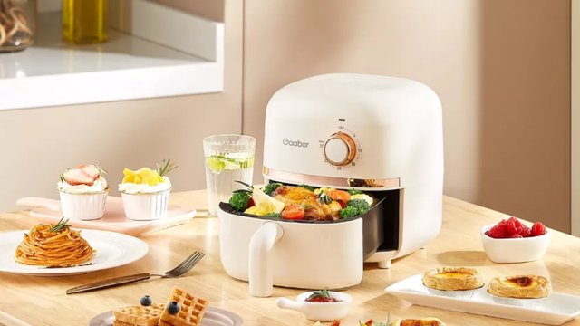 Esta mini air fryer custa menos de R$ 200 e é perfeita para quem mora sozinho
