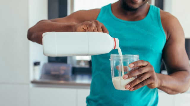 Patricia Yárnoz Esquiroz, nutricionista, sobre a diferença entre beber leite de manhã ou à noite: "Pode causar sensação de peso, refluxo ou desconforto."