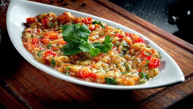 Regada com azeite e salsinha, a pasta vai à mesa acompanhada de pão pita torrado. (Foto: Shutterstock)