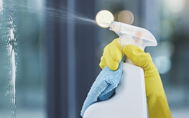 Faça você mesmo: receita de limpador de janelas com 2 ingredientes vai deixar o seu vidro brilhante e sem manchas