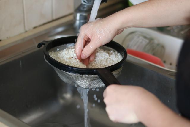 Enquanto os especialistas em culinária debatem se devem lavar o arroz, a ciência resolveu o debate há muito tempo