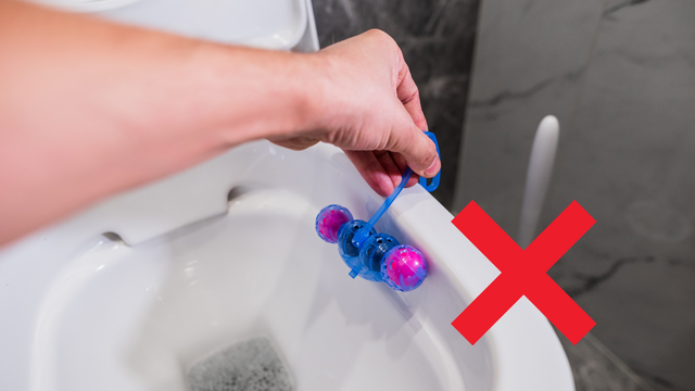 Passei a vida inteira pendurando o meu aromatizador de vaso sanitário do jeito errado: na borda, mas precisa ser feito de outra forma