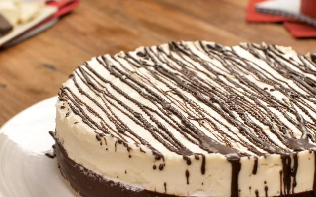 Essa torta tem uma massa crocante e um recheio de dois tipos de chocolates (Créditos: TudoGostoso)