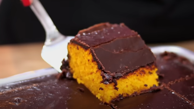 É assim que eu faço uma cobertura durinha para o bolo de cenoura (fica parecendo com a de brownie!)