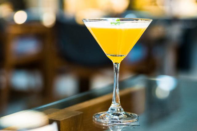 Licor de maracujá leva alguns dias para ficar pronto, mas espera compensa pelo sabor. (créditos: Shutterstock) 